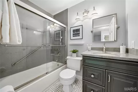 Bath - 303 Fox Briar Ln, Ballwin, MO 63021 photo 4 of 4