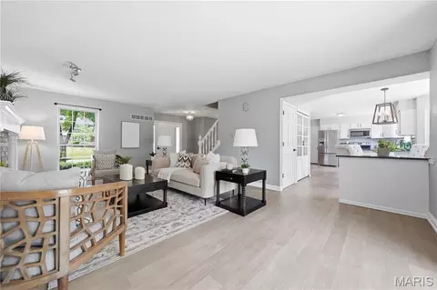 Living - 303 Fox Briar Ln, Ballwin, MO 63021 photo 2 of 2
