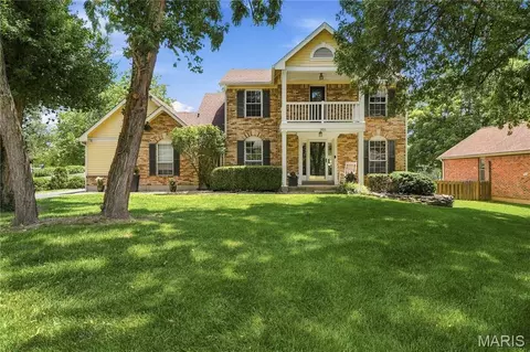 Exterior - 303 Fox Briar Ln, Ballwin, MO 63021 photo 3 of 8