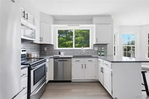 Kitchen - 303 Fox Briar Ln, Ballwin, MO 63021 photo 2 of 2