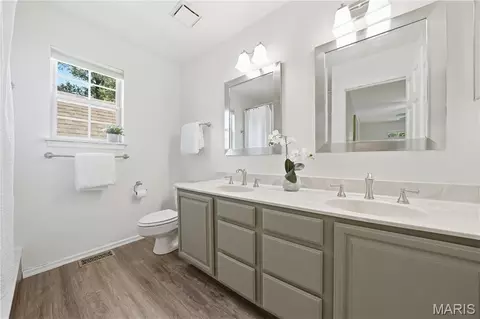 Bath - 303 Fox Briar Ln, Ballwin, MO 63021 photo 2 of 4