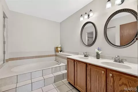 Bath - 1401 Hemingway Ln #H, Weldon Spring, MO 63304 photo 1 of 6