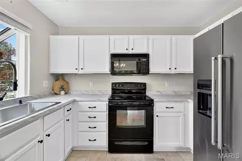 Kitchen - 1401 Hemingway Ln #H, Weldon Spring, MO 63304 photo 2 of 4