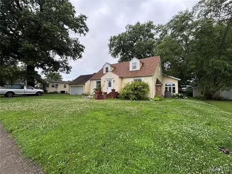 717 N Franklin St, Staunton, IL 62088
