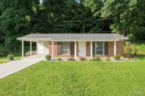 4136 Pasco Dr, Saint Louis, MO 63129