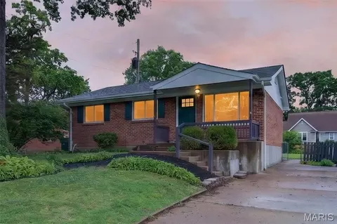 7 Oak Tree Dr, Saint Louis, MO 63119