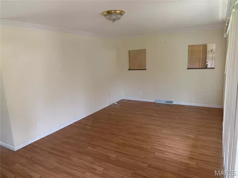 10044 Grosvenor Dr, Riverview, MO 63137 photo 3