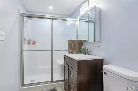 Bath - 408 Caddy Ct, Saint Clair, MO 63077 photo 3 of 3