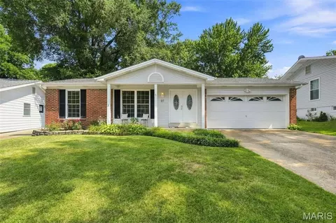 27 Michelle Ln, Saint Peters, MO 63376