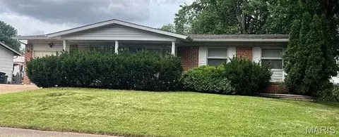 1375 Flamingo Dr, Florissant, MO 63031