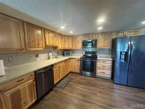 Kitchen - 7 Bogey Dr, Washington, MO 63090 photo 2 of 2