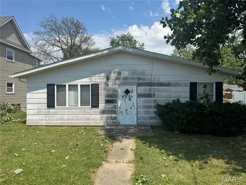 550 N Chestnut St, Breese, IL 62230