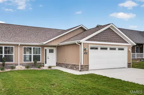 40 Auburn Ct #B, Highland, IL 62249