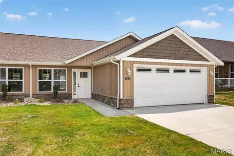 40 Auburn Ct #B, Highland, IL 62249