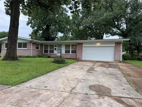 1340 Wadsworth Dr, Florissant, MO 63031