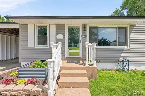 155 Saint Maurice Ln, Florissant, MO 63031