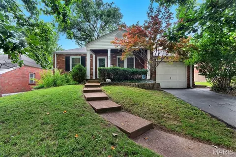 807 Blossom Ln, Saint Louis, MO 63119