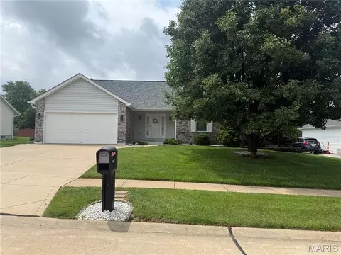1167 Sweeping Oaks Dr, Saint Charles, MO 63304