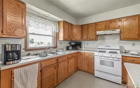 Kitchen - 7287 Highway 47, Union, MO 63084 photo 2 of 2