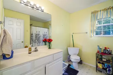 Bath - 1121 Sycamore Dr, Rolla, MO 65401 photo 2 of 2