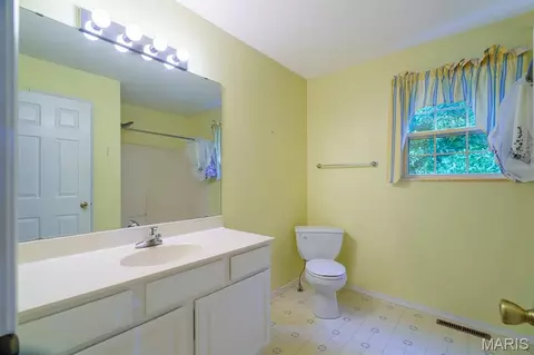 Bath - 1121 Sycamore Dr, Rolla, MO 65401 photo 2 of 4