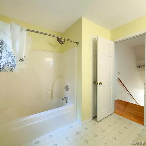 Bath - 1121 Sycamore Dr, Rolla, MO 65401 photo 3 of 4