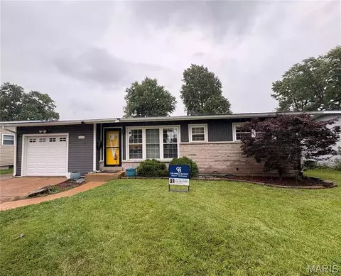 1045 Florland Dr, Florissant, MO 63031