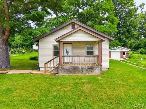 110 Edgeworth Ave, Maryland Heights, MO 63043