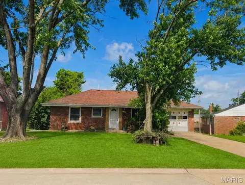9945 Live Oak Ct, Affton, MO 63123