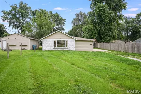 225 10th St, Wood River, IL 62095