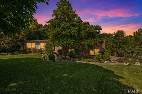 10806 Forest Circle Dr, Saint Louis, MO 63128