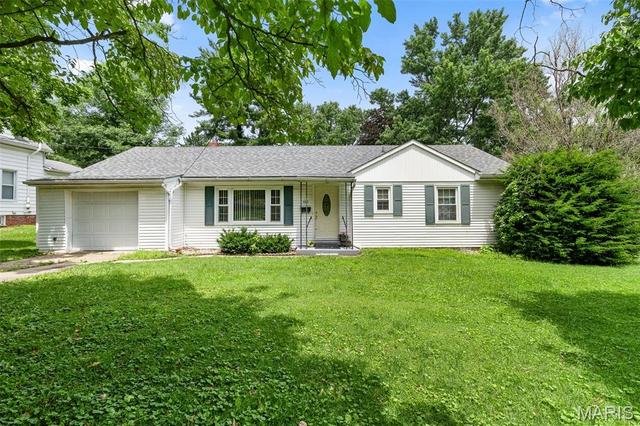409 Hillside Ave, Hillsboro, IL 62049