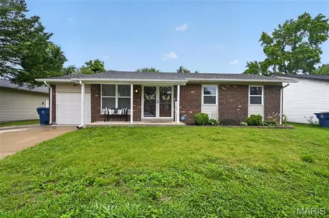 3027 Luxury Dr, Florissant, MO 63031