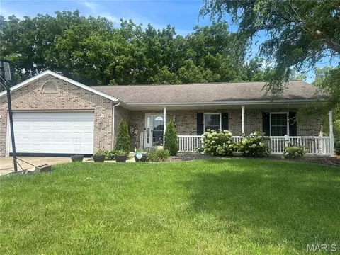 4826 Cedar Spring Dr, Highland, IL 62249