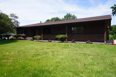 139 Lakeland Hills Dr, Fairview Heights, IL 62208
