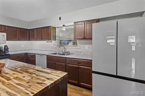 2229 E A St, Belleville, IL 62221 photo 8