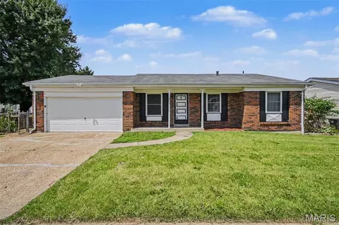 4057 Fox Island Dr, Florissant, MO 63034