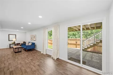 Living - 501 Oak Leaf Manor Ct, Ballwin, MO 63021 photo 4 of 4