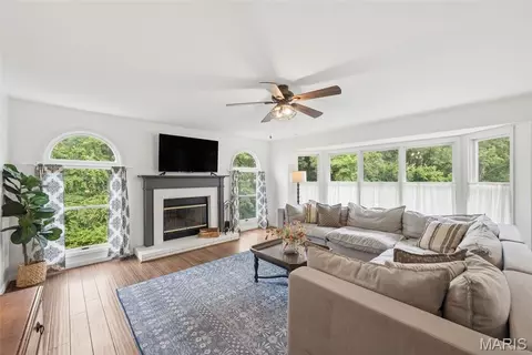 Living - 501 Oak Leaf Manor Ct, Ballwin, MO 63021 photo 3 of 4