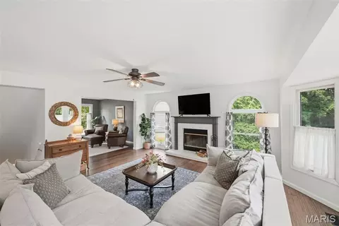 Living - 501 Oak Leaf Manor Ct, Ballwin, MO 63021 photo 2 of 4