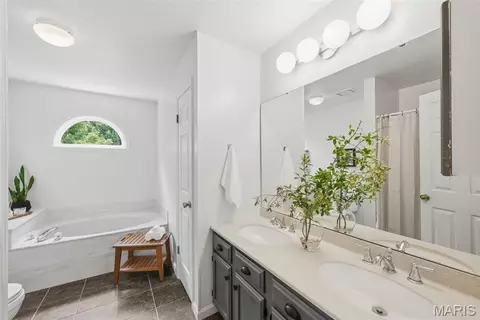 Bath - 501 Oak Leaf Manor Ct, Ballwin, MO 63021 photo 2 of 5