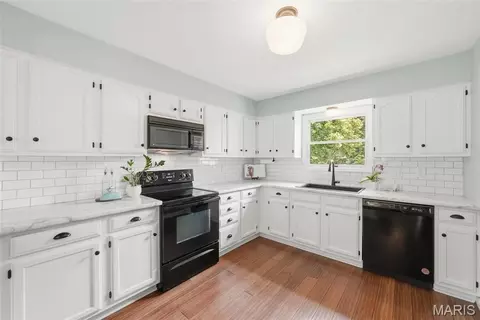 Kitchen - 501 Oak Leaf Manor Ct, Ballwin, MO 63021 photo 2 of 3