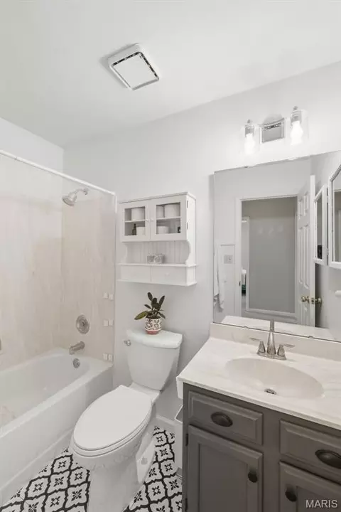 Bath - 501 Oak Leaf Manor Ct, Ballwin, MO 63021 photo 3 of 5