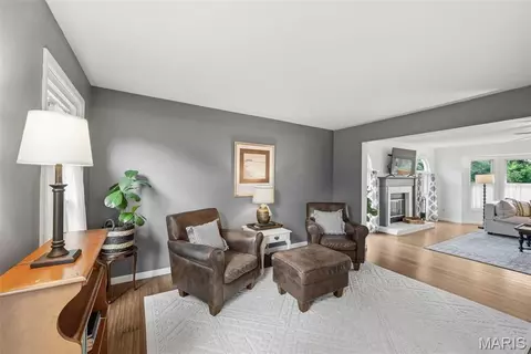 Living - 501 Oak Leaf Manor Ct, Ballwin, MO 63021 photo 1 of 4