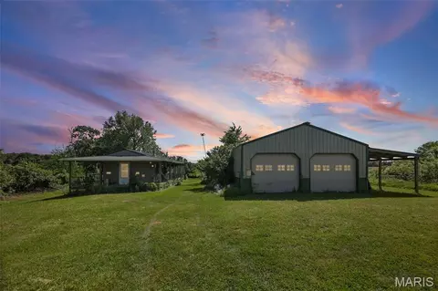 92 Lewis Ln, Hillsboro, IL 62049