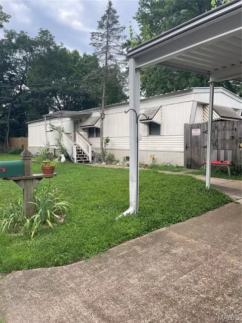 862 Thousand Pines Dr, Fenton, MO 63026