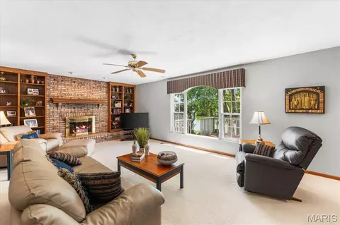 Living - 705 E Wesley Dr, O'fallon, IL 62269 photo 2 of 4