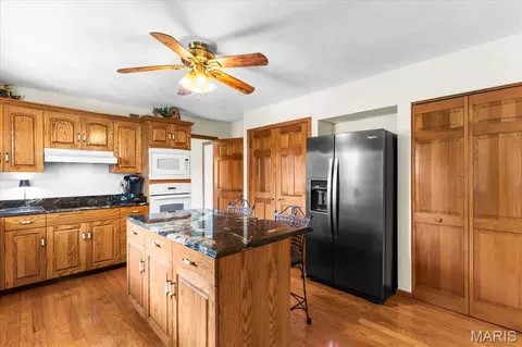 Kitchen - 705 E Wesley Dr, O'fallon, IL 62269 photo 2 of 5