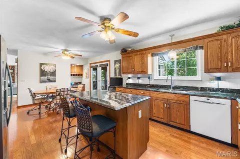 Kitchen - 705 E Wesley Dr, O'fallon, IL 62269 photo 4 of 5