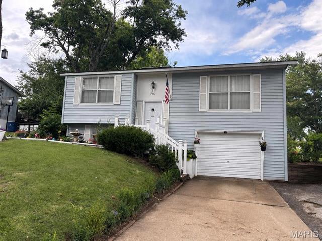701 Valley View Dr, Bethalto, IL 62010